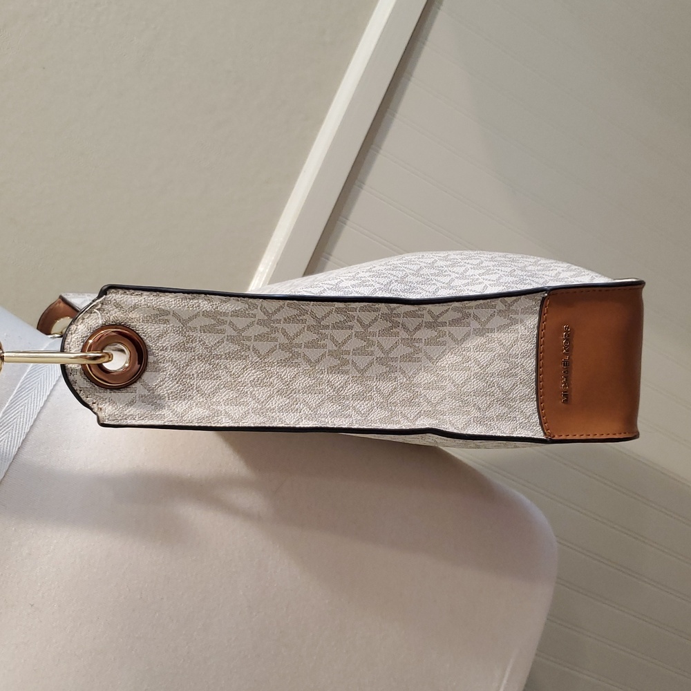 Like NEW Michael Kors Sullivan Messenger Bag Grommet Strap - Picture 5 of 12